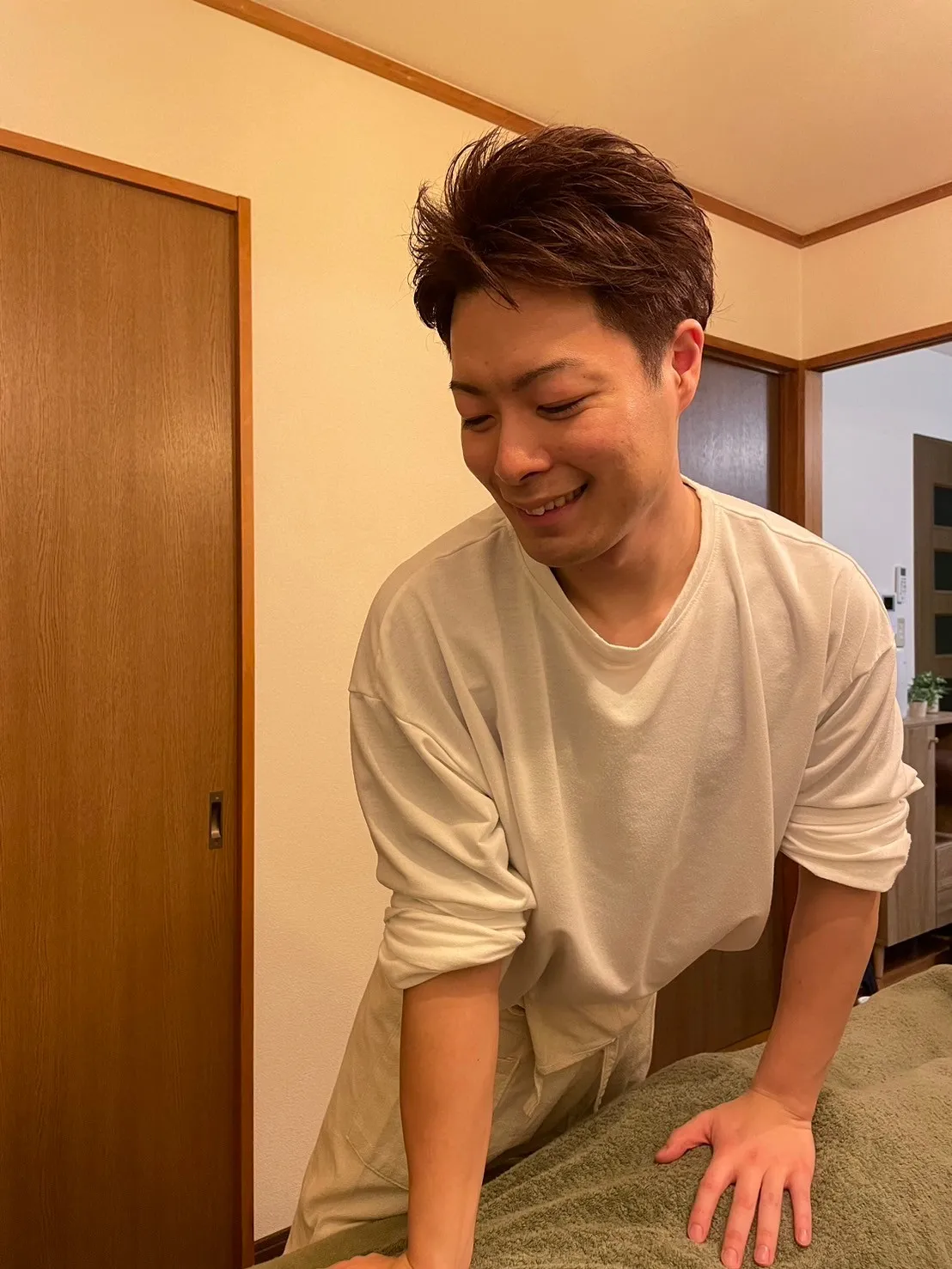 Peaceful代表の浜崎が施術を行っている様子