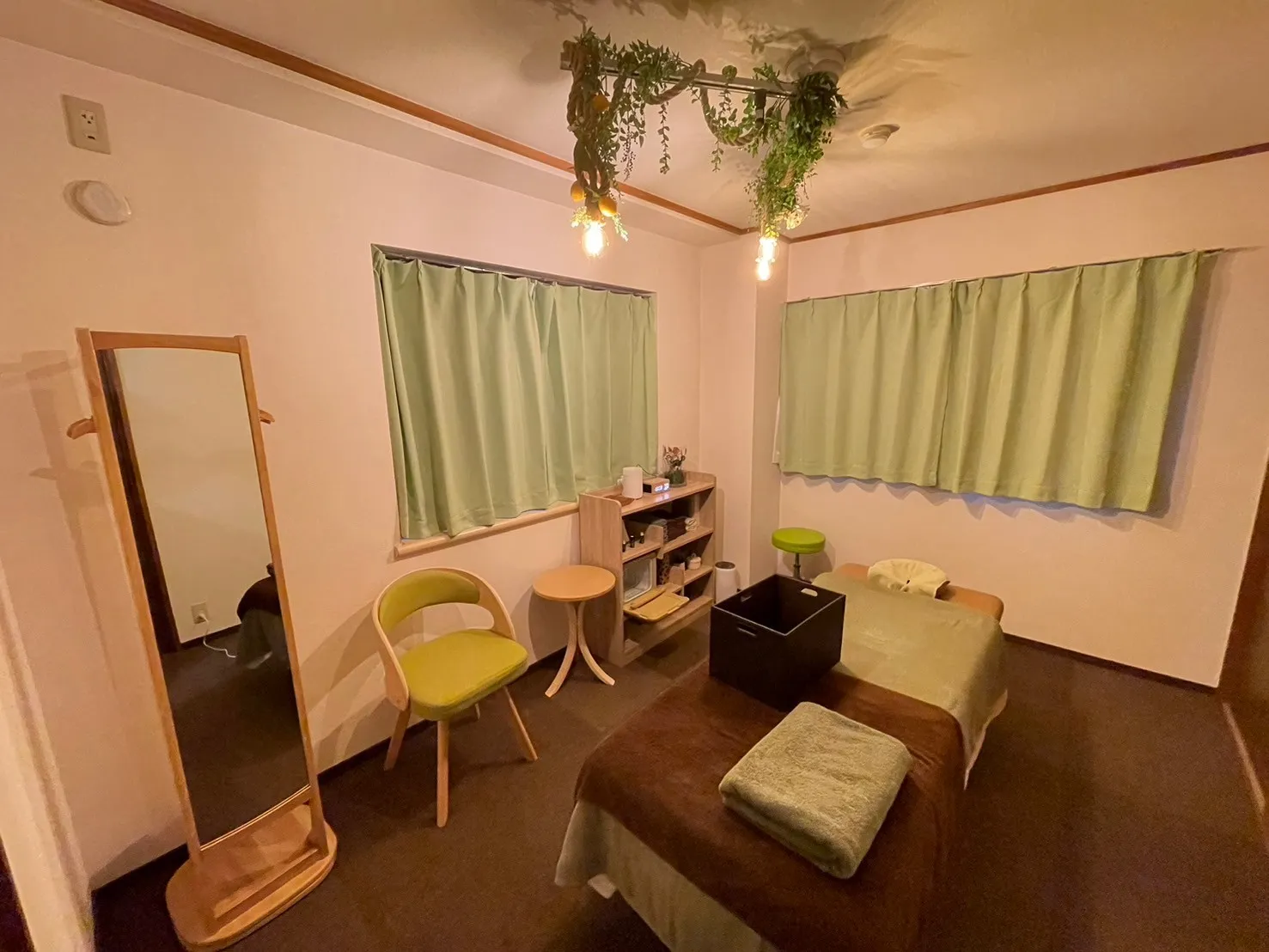一日の終わりに、ほっと一息つけるような、やわらかな光の風景